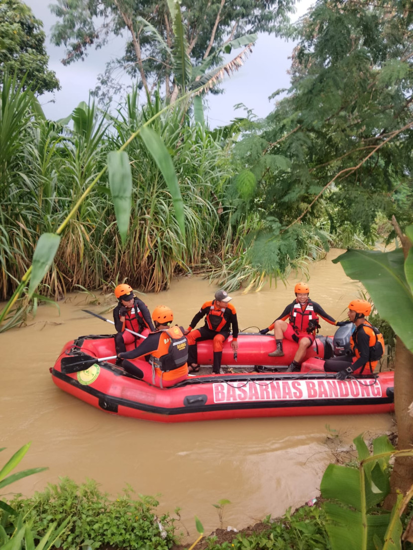 Tim SAR gabungan melakukan pencarian terhadap orang yang tenggelam di Sungai Cibodas Majalengka. Dok Republika