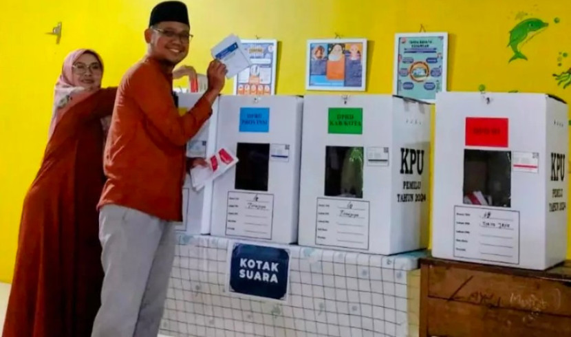 Wakil Wali Kota Depok, Imam Budi Hartono bersama istri menggunakan hak pilihnya di Pemilu 2024. (Foto: Dok Diskominfo Kota Depok)