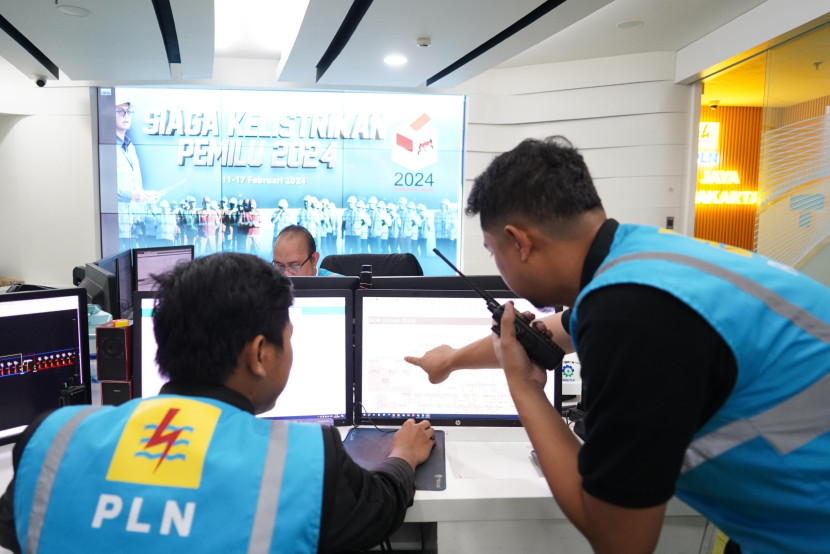 Petugas PLN memantau keandalan listrik untuk kebutuhan Pemilu 2024. (Dok. Gincumanis.com)