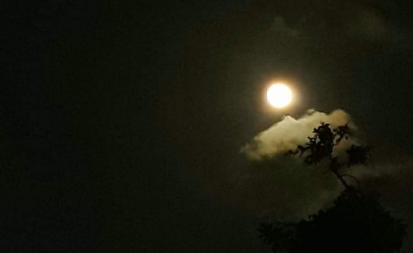 Bulan purnama. (Foto: Mursalin Yasland)