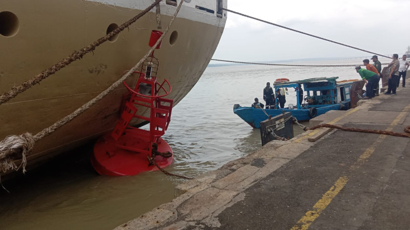 Bouy No. 24 dievakuasi ke Dermaga Tanjung Perak, Surabaya. (Dok. Gincumanis.com)