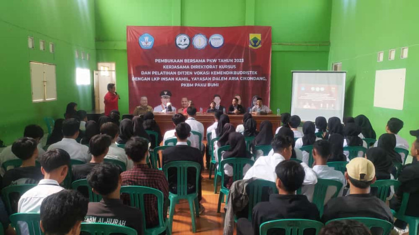 Salah satu sosialisasi Program PKBM Paku Bumi ke Masyarakat Kabupaten Cianjur, Jawa Barat. (Foto: PKBM Paku Bumi)