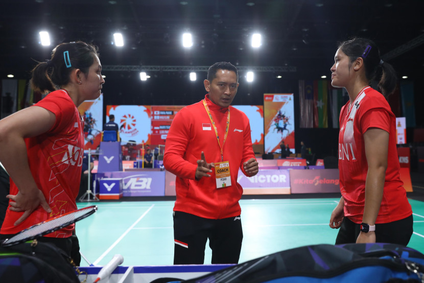 Tim Putri Indonesia mengalahkan Hong Kong dengan 5-0 di fase grup Kejuaraan Tim Asia (BATC) 2024. Dua partai di ganda berlangsung ketat.
