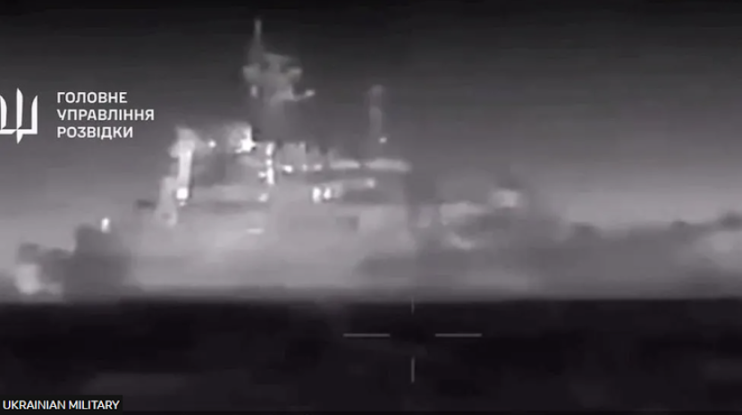 Militer Ukraina mengeluarkan video kapal yang diserang drone laut. (Kemenhan Ukraina)