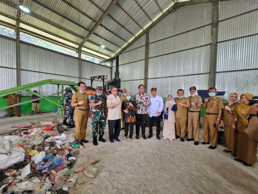 Penyerahan bantuan mesin pemusnah sampah dari PTBA Tbk ke Pemerintah Kabupaten Muara Enim. (FOTO: Humas PTBA)