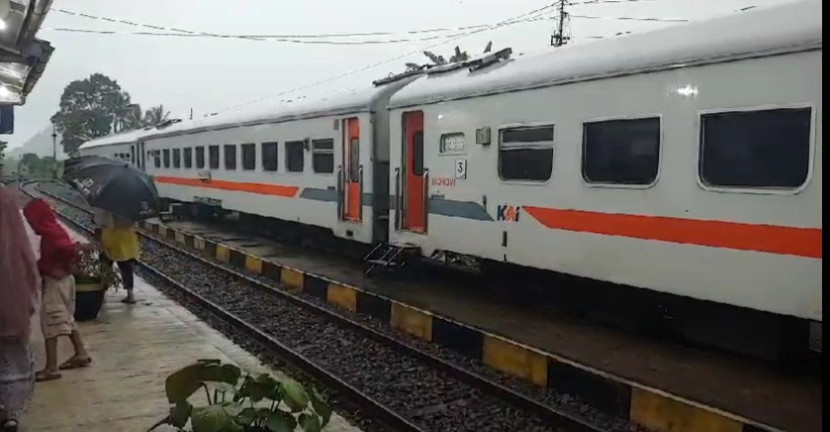 KA Siliwangi tertahan di Stasiun Gandasoli Kabupatem Sukabumi akibat banjir, Jumat (16/2/2024).