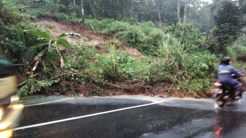 Kondisi jalan provinsi yang tertimbun longsor di Kecamatan Nyalindung, Kabupaten Sukabumi, Jumat (16/2/2024).