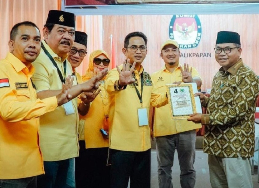 Ketua dan Pengurus Golkar Balikpapan saat mendaftar ke KPU. (dok)