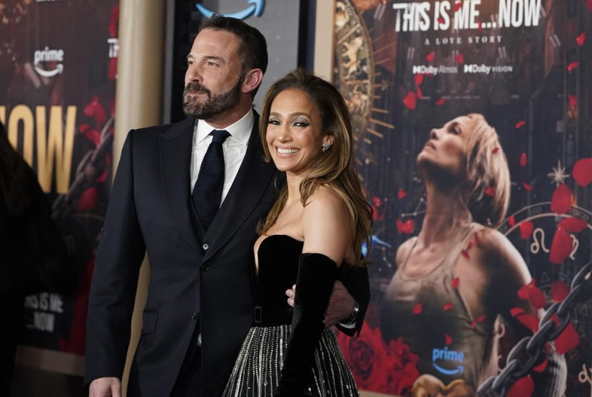Ben Affleck dan Jennifer Lopez dalam Gala Premiere This Is Me... Now: A Love Story. (AP)