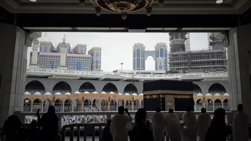 Jamaah umroh memanfaatkan waktu berdoa di depan Multazam Ka'bah, Masjid al-Haram. (Foto: SumatraLink/Mursalin Yasland)