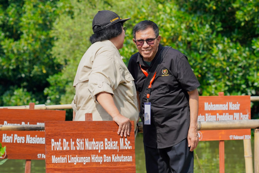 Menteri LHK Siti Nurbaya dan Ketua Umum PWI Pusat Hendry CH Bangun pada penanaman mangrove memperingati HPN 2024. (FOTO: Humas Kementerian LHK).