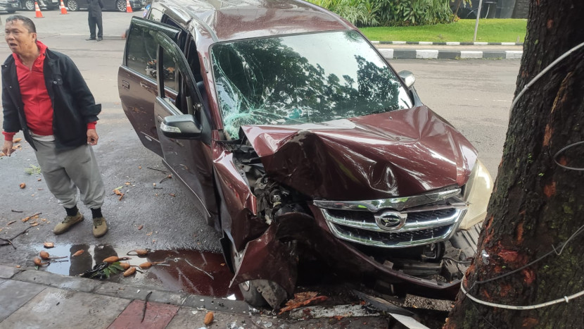 Mobil Avanza ringsek parah usai menabrak pohon di Jalan Gatot Subroto, Kota Bandung, Ahad (18/2/2024). Dok Republika