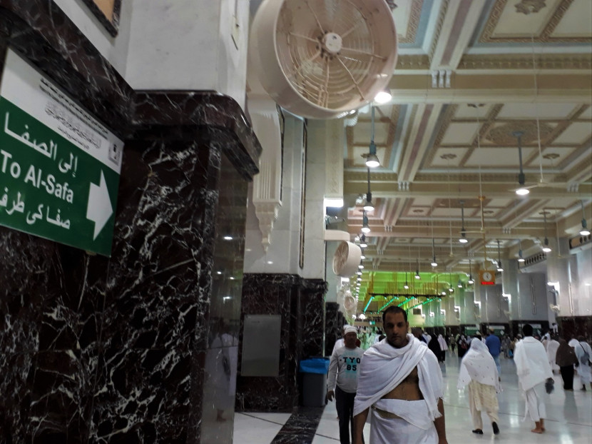 Jamaah sedang sai di Masjid Haram, Makkah. (Foto: SumatraLink.id/Mursalin Yasland)