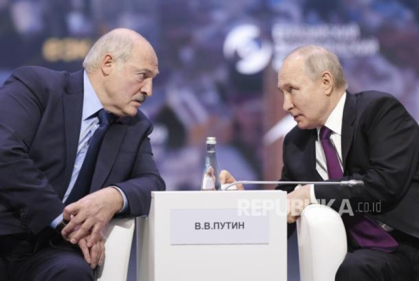 Presiden Rusia Vladimir Putin (kanan) dan Presiden Belarusi Alexander Lukashenko berbicara di tengah Eurasian Economic Forum di Moskow, Rusia, 24 Mei 2023.