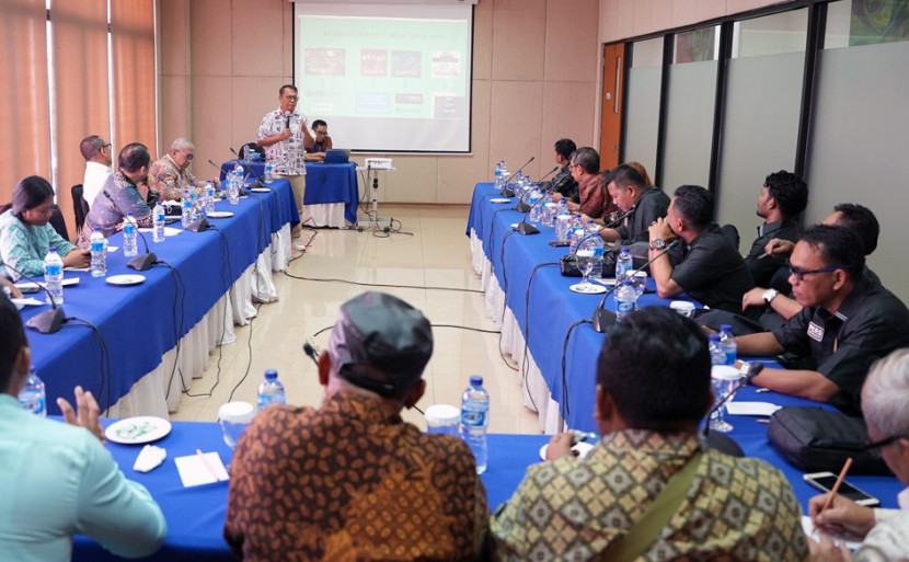 A Sapto Anggoro Ketua Komisi Pendataan, Penelitian, dan Ratifikasi Pers Dewan nara sumber pada diskusi KBLI untuk media pada HPN 2024. (FOTO: Dok. Dewan Pers)