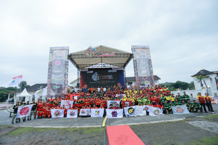 Para peserta Sumatera Fire & Rescue Challenge 2024 pada pembukaan yang berlangsung di Tanjung Enim. (FOTO: Humas PTBA) 