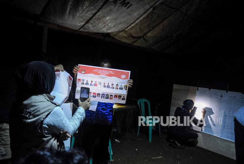 Anggota Kelompok Penyelenggara Pemungutan Suara (KPPS) menunjukkan surat suara pemilihan Dewan Perwakilan Daerah (DPD) RI di TPS 02 Desa Kanekes, Lebak, Banten, Rabu (14/2/2024). Foto: Antara Foto/Muhammad Bagus Khoirunas