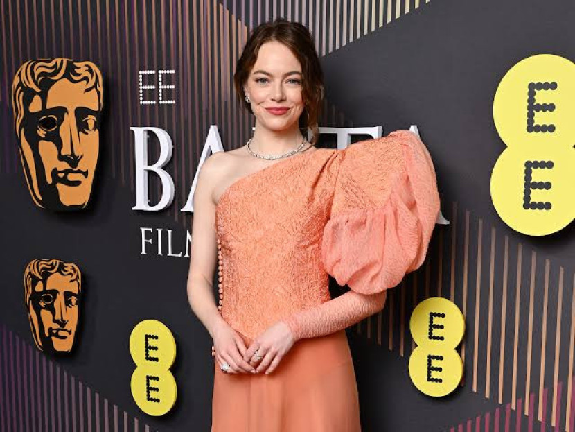 Aktris Emma Stone dalam gelaran EE BAFTA Film 2024. (Vogue)