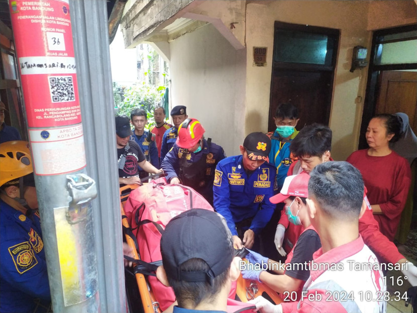 Petugas tengah melakukan evakuasi kepada korban yang meninggal dunia di lantai dua di Jalan Taman Sari diduga tersedak, Selasa (20/2/2024). Dok Republika