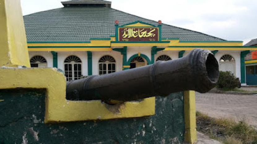 Meriam tua, peninggalan di Masjid Jami Al Anwar di Telukbetung, Bandar Lampung. (Foto: Mursalin Yasland)