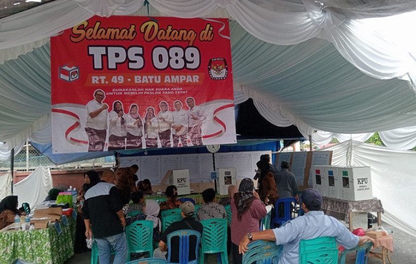 Petugas Pemilu menghitung suara di salah satu TPS di Balikpapan. 