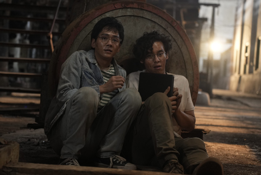 Chicco Kurniawan dan Ardhito Pramono dalam sebuah adegan di film 13 Bom di Jakarta. (Visinema Pictures)
