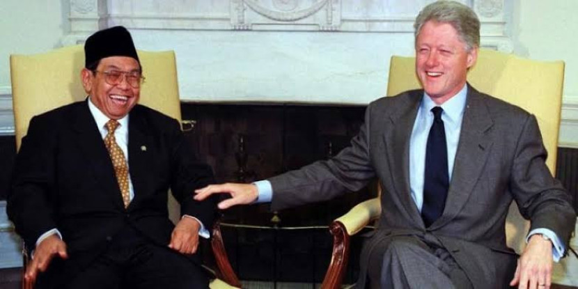 Gus Dur dan Clinton tertawa. Dok republika
