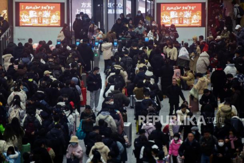 Wisatawan menunggu kereta di stasiun kereta api di Hangzhou, Provinsi Zhejiang, Cina Timur, Kamis (8/2/2024). Kementerian Transportasi Cina memperkirakan sekitar 9 miliar perjalanan akan dilakukan selama periode sibuk perjalanan liburan tahun baru Imlek.