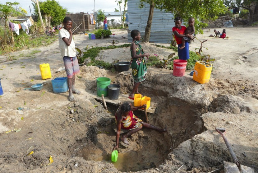 Seorang perempuan mengambil air dari sumber yang tidak terlindungi di Beira, Mozambik. Kasus kolera melonjak di Mozambik usai badai Idai melanda. Gambar: Republika