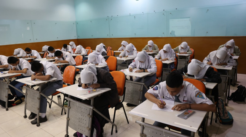 Peserta lolos administrasi mengikuti psikotes dan tes bahasa Inggris. (FOTO: Humas PTBA) 