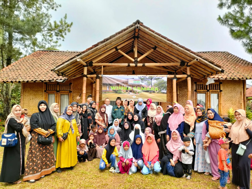 Perempuan ICMI menyiapkan rumah singgah Wisma SAMARA bagi korban KDRT di desa Kuta Mega Mendung, Puncak, Bogor. Sumber:ICMI