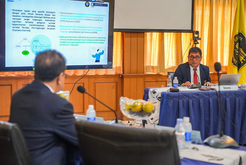 Daconi pada sidang doktor di Program Doktor Ilmu Manajemen FEB Universitas Brawijaya. (FOTO: Humas Pusri) 