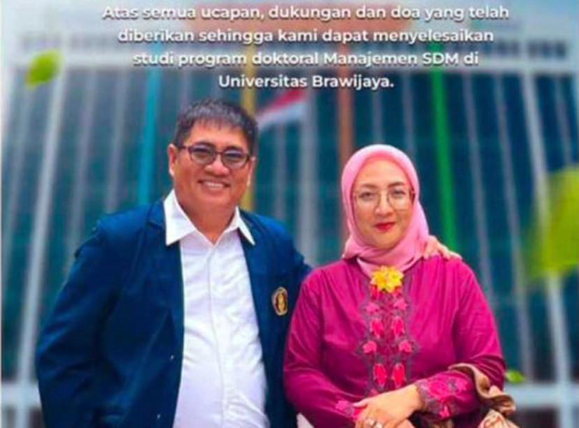 Daconi dan istri selesai sidang doktor di Program Doktor Ilmu Manajemen FEB Universitas Brawijaya. (FOTO: Humas Pusri) 