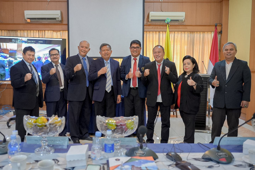 Daconi usai sidang doktor di Program Doktor Ilmu Manajemen bersama para promotor dan penguji pada FEB Universitas Brawijaya. (FOTO: Humas Pusri) 