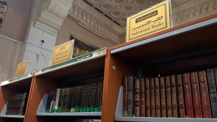 Kita Suci Alquran dan tafsirnya di Perpustakaan Masjidil Haram, Makkah. (Foto: SumatraLink/Mursalin Yasland
