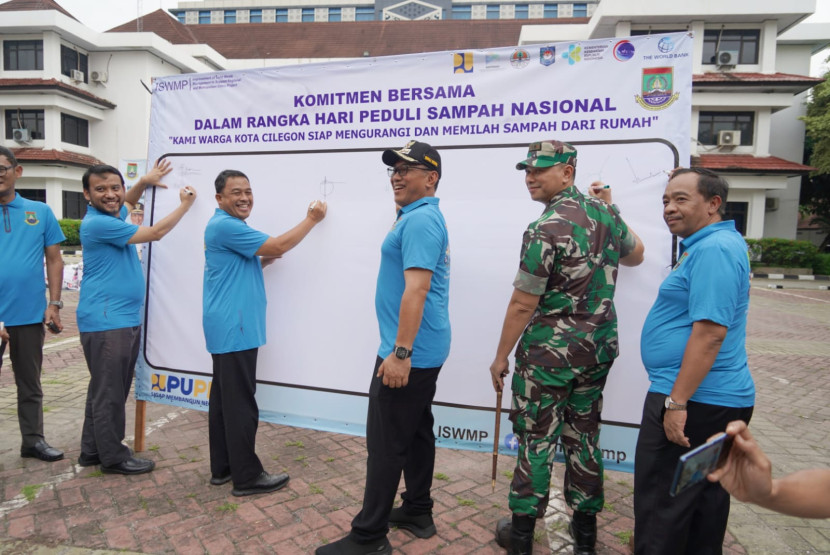 Komitmen bersama Pemkot Cilegon dalam rangka hari peduli sampah nasional. Foto: Diskominfo Kota Cilegon