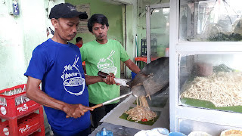 Pekerja Mi Khodon melayani pelanggannya. (Foto: SumatraLink/Mursalin Yasland)