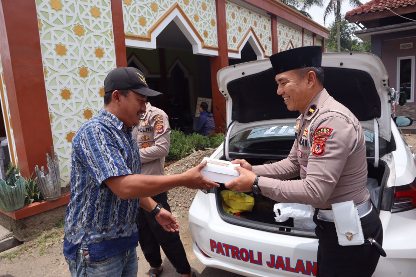 Aparat Polres Sukabumi Kota membagikan ratusan nasi kotak dan sembako dalam program Jumat Berkah di Kecamatan Cireunghas, Kabupaten Sukabumi, Jumat (23/2/2024).