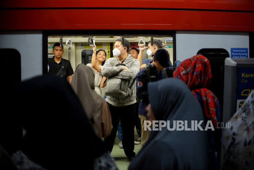 Aktivitas masyarakat berangkat kerja menggunakan kereta. Dok. Republika