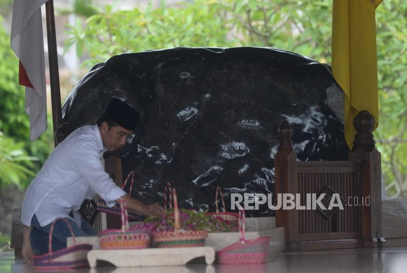 Presiden Jokowi berziarah ke makam Presiden pertama RI, Soekarno di Blitar. Di tanggal meninggal dunianya Soekarno pada 21 Juni, Jokowi lahir pada 21 Juni. Sumber:Dok Republika