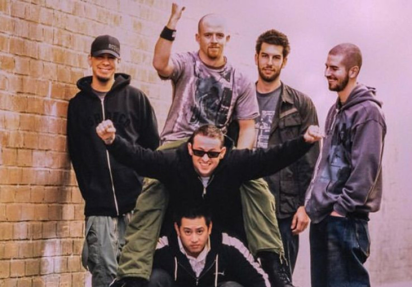 Linkin Park mengunggah foto kenangan saat menggarap video klip lagu Faint tahun 2003. (Instagram Linkin Park)