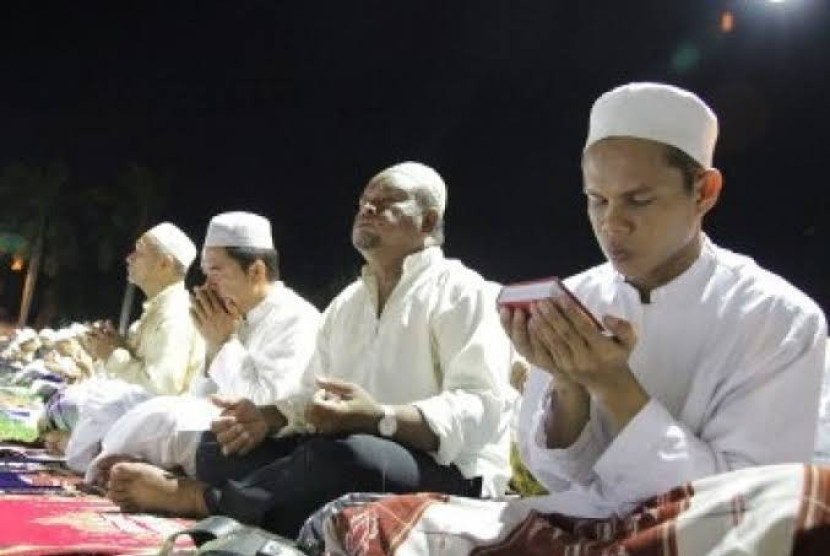 Umat Islam sedang berdoa pada malam Nisfu Syaban. Dok. Republika