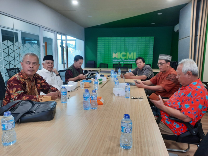 Para pengurus ICMI sedang berdiskusi untuk mengembangkan budaya nusantara sebagai simbol budaya Indonesia modern. Sumber:dok. ICM