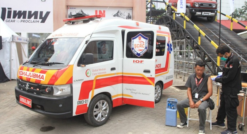 Tampak mobil SCRC bersama petugas jaga di IIMS 2024 dok Suzuki