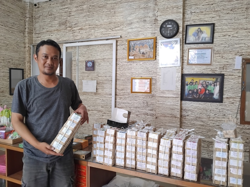 Penjual mochi Kaswari Bakat Jaya, Kota Sukabumi di gerainya, Sabtu (24/2/2024).