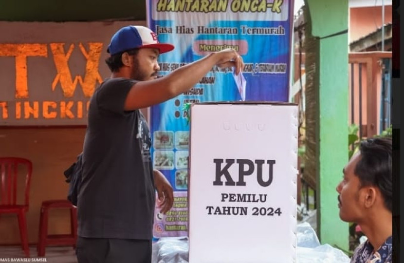 Warga mengikuti Pemungutan Suara Lanjutan (PSL) Pemilu 2024 di Palembang. (FOTO: D Oskandar)