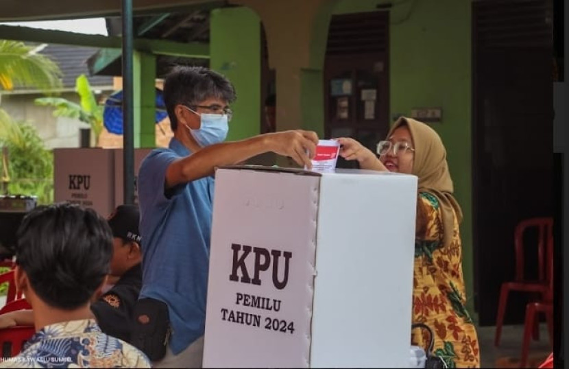 Warga mengikuti Pemungutan Suara Lanjutan (PSL) Pemilu 2024 di Palembang. (FOTO: D Oskandar)
