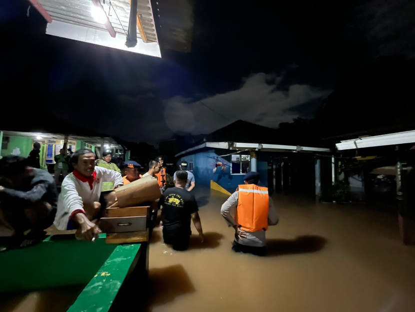 Tim SAR Satbrimob Polda Lampung bantu warga korban banjir di Bandar Lampung. (Foto: Polda Lampung) Sumber:Polda Lampung