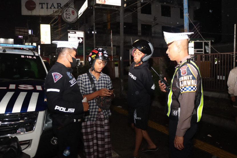 Aparat kepolisian Polres Sukabumi Kota menggelar KRYD (kegiatan rutin yang ditingkatkan) akhir pekan di Jalan Ahmad Yani Kota Sukabumi, Sabtu (24/2/2024) malam.