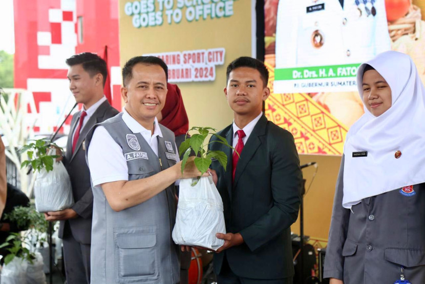 Pj Gubernur Sumsel Agus Fatoni simbolis menyerahkan bibit kepada pelajar pada peluncuran GSMP Goes to School and Goes to Office. (FOTO: Humas Pemprov Sumsel) 